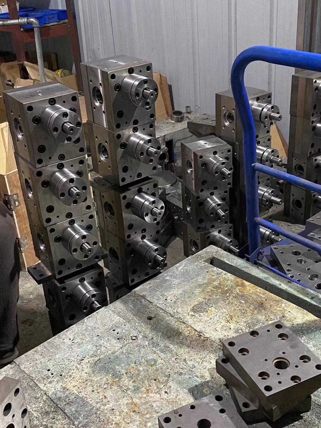 熔噴布計量泵在熔噴擠出機高壓力下平穩(wěn)輸送熔體到熔噴頭